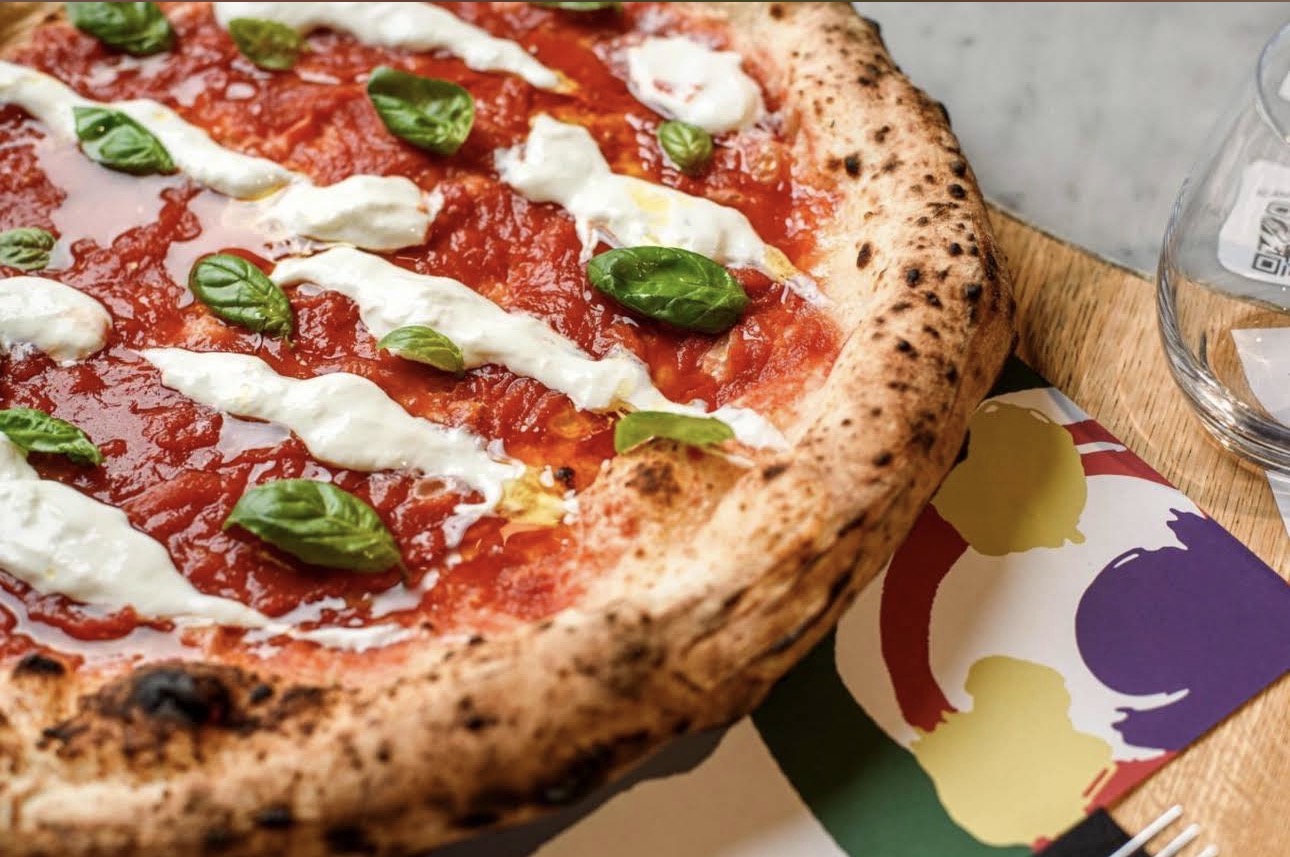 Pizza margherita artigianale su tagliere