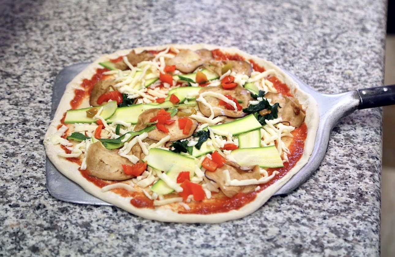 Pizza vegetariana cruda sulla pala